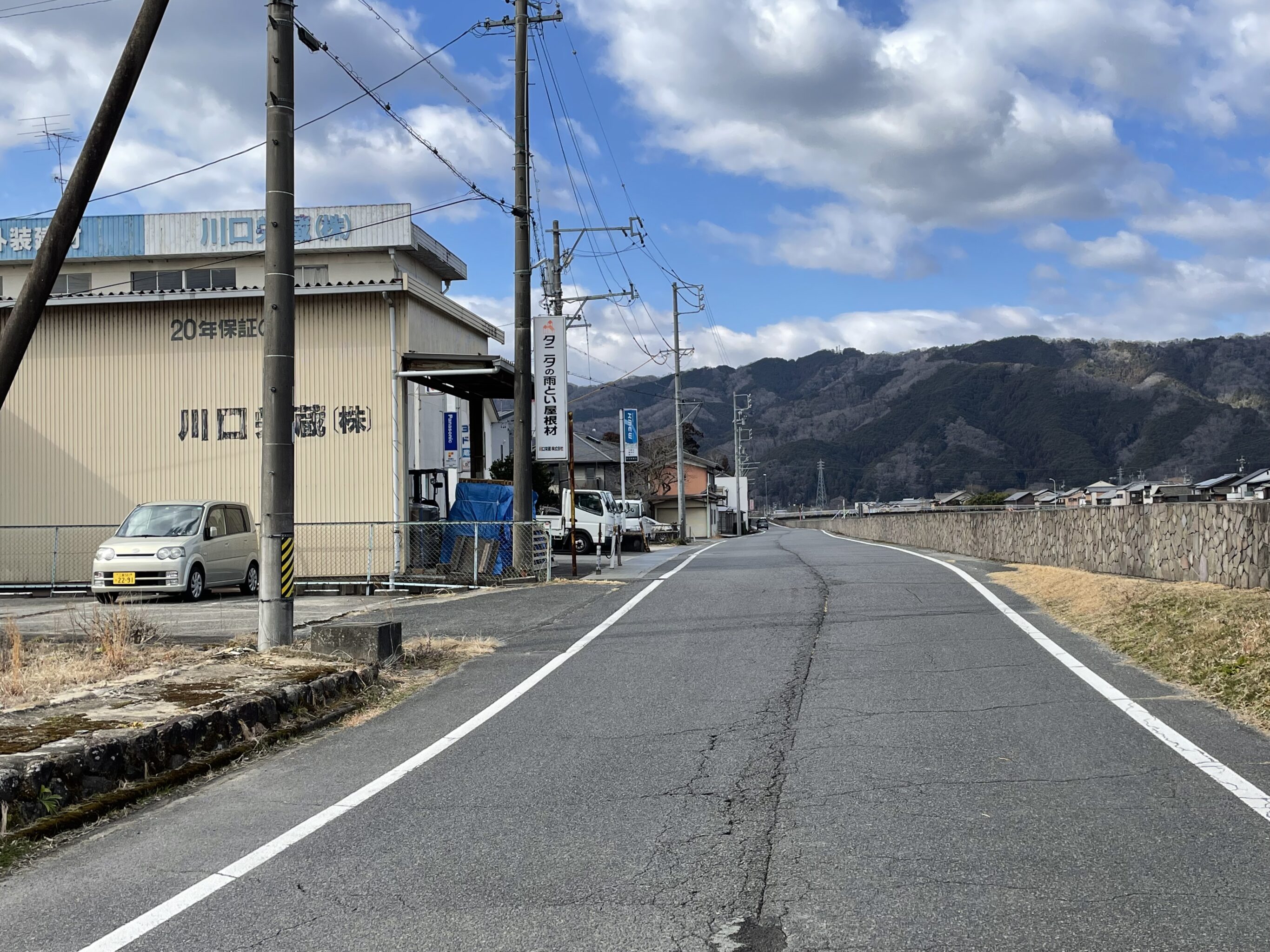 川沿いに進行