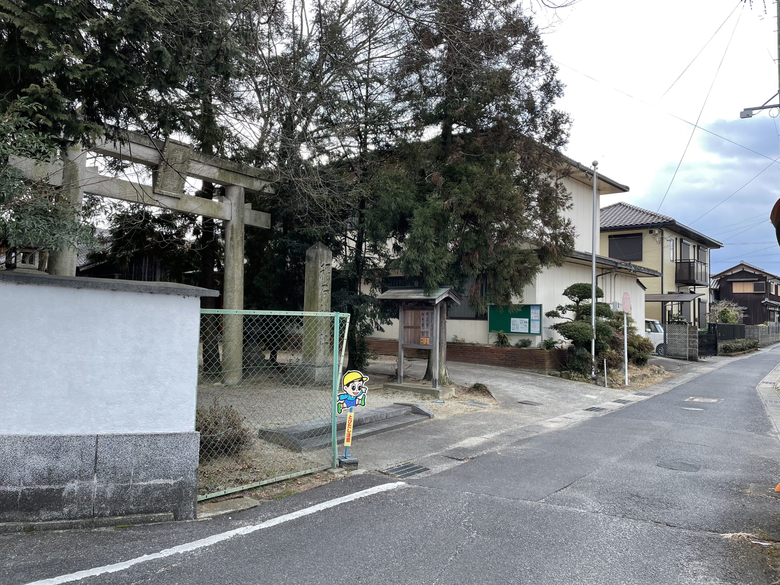 鳥居右手から境内へ