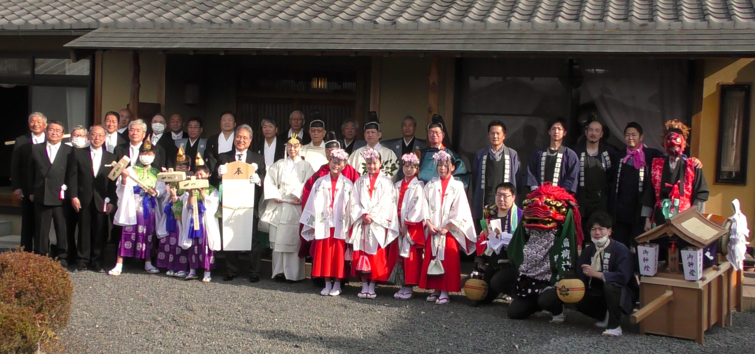 御旅所での参進参加者ら